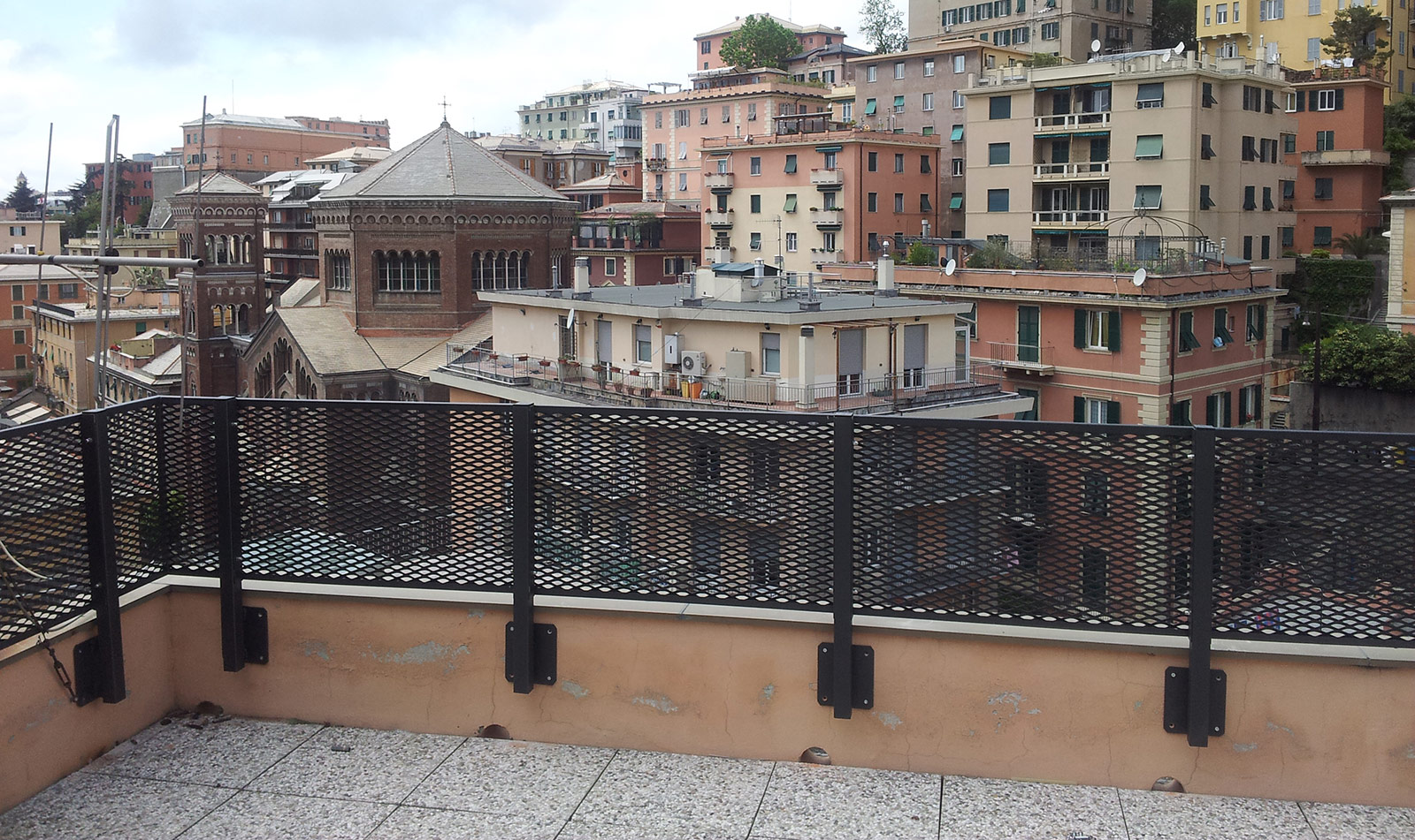 Expanded metal mesh for terrace protection