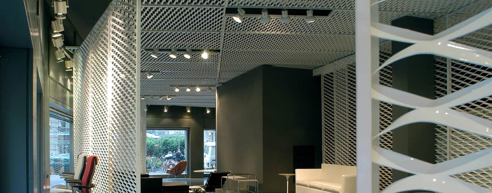 Out fitting in expanded metal mesh - Showroom Knoll