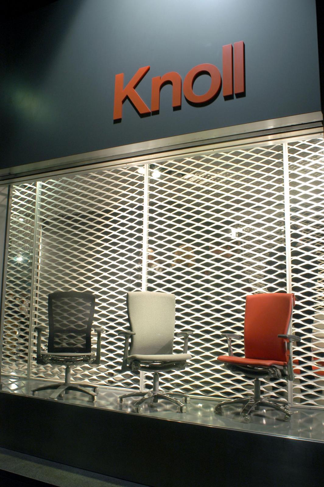 Allestimento in rete stirata per Showroom Knoll